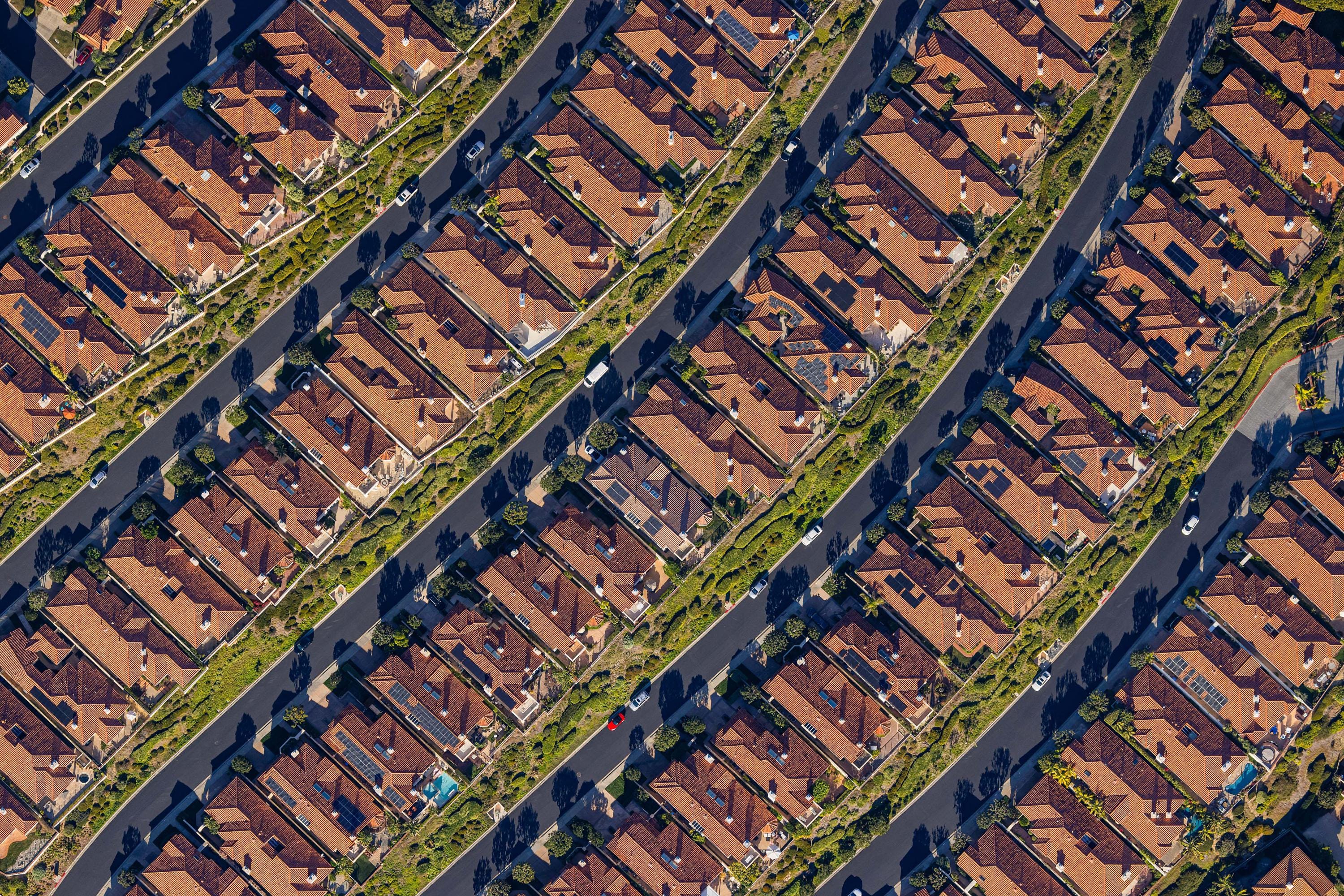 a bird&#39;s eye view of a row of houses